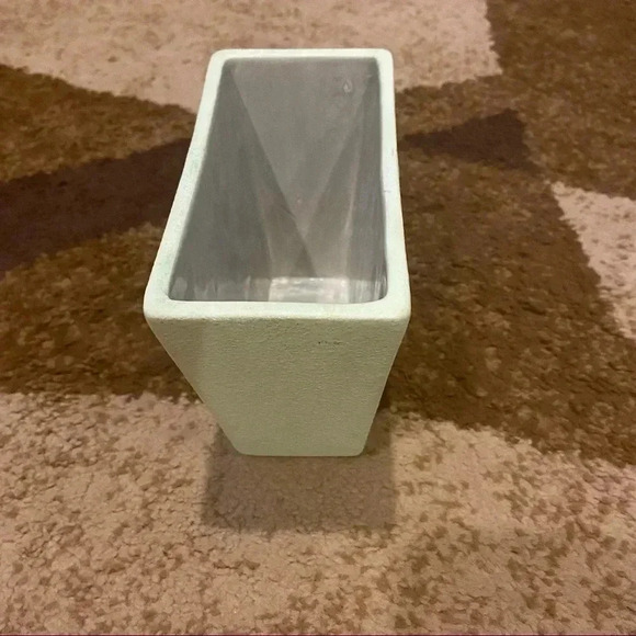 Planter green with leaves going down front - Picture 3 of 4